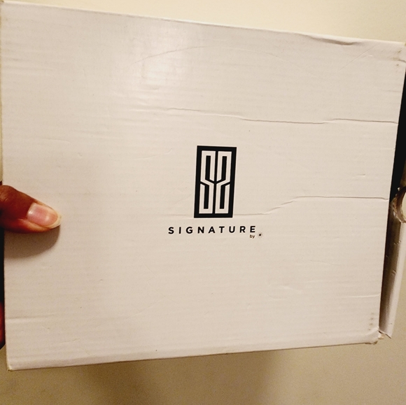 Shoes - Picture 7 of 8